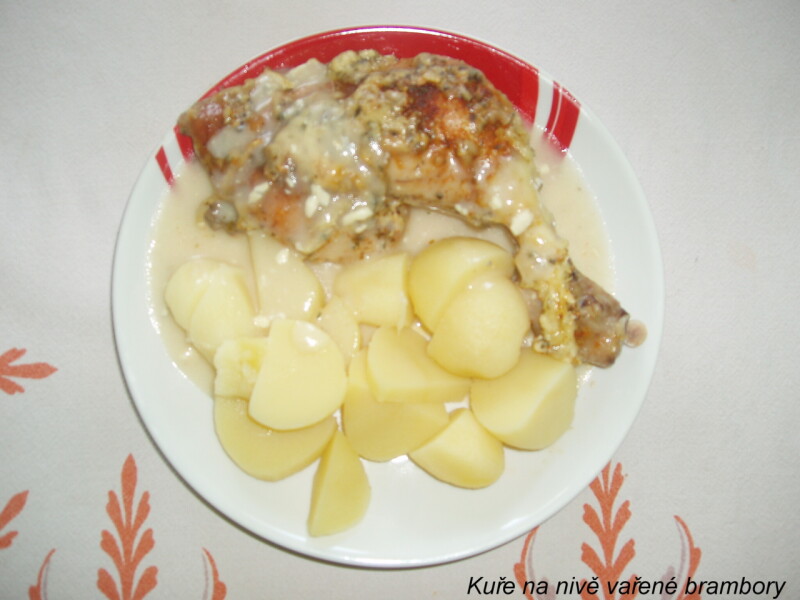 Kuře na nivě vařené brambory